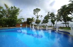 Uday Backwater Resort内部或周边的泳池