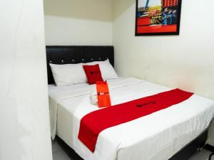 Ένα ή περισσότερα κρεβάτια σε δωμάτιο στο RedDoorz near Setrasari Mall 4