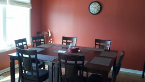 Exploits Inn and Suites的休息区