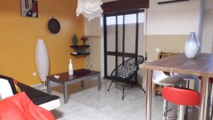 Vista Real في فيلا نوفا دي كاسيلا: غرفة معيشة مع طاولة وكراسي