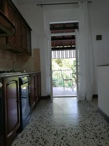 cocina con puerta abierta a un patio en A casa di Arianna, en Portoferraio