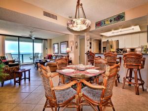 uma sala de jantar e sala de estar com mesa e cadeiras em 440 West 607N 6th Floor 440 West Condo with Stunning Water View. 23148 em Clearwater Beach