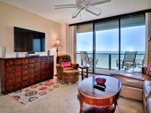 un salon avec un canapé et une télévision dans l'établissement 440 West 607N 6th Floor 440 West Condo with Stunning Water View. 23148, à Clearwater Beach