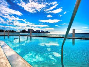 A piscina localizada em 440 West 607N 6th Floor 440 West Condo with Stunning Water View. 23148 ou nos arredores