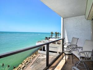 un balcon avec des chaises et une vue sur l'océan dans l'établissement 440 West 607N 6th Floor 440 West Condo with Stunning Water View. 23148, à Clearwater Beach