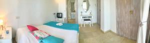 un salon avec un canapé blanc et une salle de bains. dans l'établissement Penthouse 1ère ligne de mer avec magnifique vue, à Benidorm