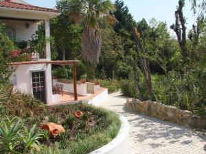 a house with a pathway leading to a garden at Quinta Verde Sintra - Casa de Campo in Sintra