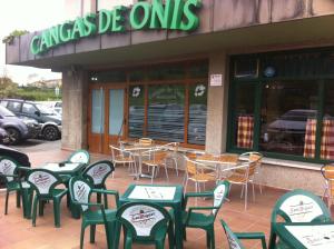 Ein Restaurant oder anderes Speiselokal in der Unterkunft Pensión Cangas de Onis 