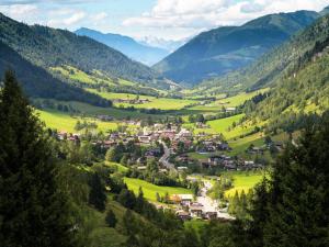 un pequeño pueblo en un valle en las montañas en Apartment Anny, en Bruck an der Großglocknerstraße