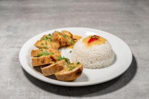 un plato blanco de comida con arroz y carne en Pavlos Place, en Antíparos