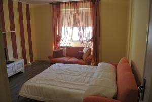 En eller flere senge i et værelse på Suites And Chalets Laghi & Monti