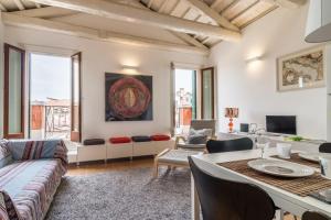 ein Wohnzimmer mit einem Sofa und einem Tisch in der Unterkunft Carmini Canal View and balcony with Lift in Venedig