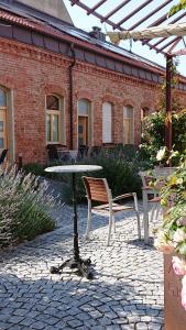 a table and a bench in front of a brick building at Maison am Liesingbach in Vienna