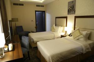
Säng eller sängar i ett rum på The Town Hotel Doha
