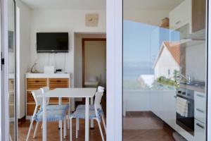 Kuchyň nebo kuchyňský kout v ubytování Apartments Ana Sutivan