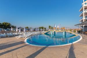 Bazén v ubytování Aparthotel Costa Calma nebo v jeho okolí