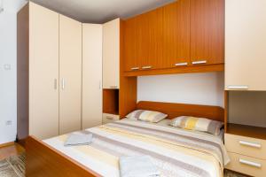 Postel nebo postele na pokoji v ubytování Holiday House Snjezana