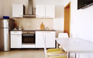 Kuchyň nebo kuchyňský kout v ubytování Apartments Ana Sutivan