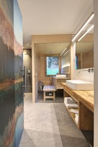 łazienka z dużą umywalką i wanną w obiekcie Sunnig Nature Apartments w mieście Prateria