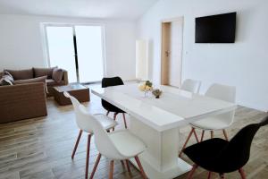 TV a/nebo společenská místnost v ubytování Apartments Ana Sutivan