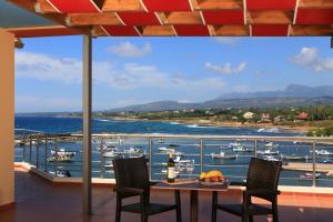 Afbeelding uit fotogalerij van Faros Luxury Suites in Marathopolis