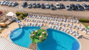 Bazén v ubytování Aparthotel Costa Calma nebo v jeho okolí