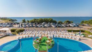 Bazén v ubytování Aparthotel Costa Calma nebo v jeho okolí
