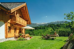 a log cabin with a picnic table and an umbrella at Almchalet Linharterhof in Haus im Ennstal