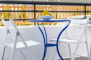ヘルソニソスにあるHappiness Apartmentsの青いテーブルと椅子、バルコニー(フルーツボウル付)