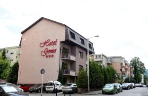ブラショヴにあるHotel Gemaの側面に看板がある建物
