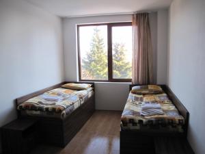 Postel nebo postele na pokoji v ubytování Aparthotel Pine Hills Pamporovo + 33 fotografií
