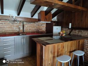 カンガス・デ・オニスにあるOlimarti Vacacionalのキッチン(シンクとスツール付きのカウンター付)