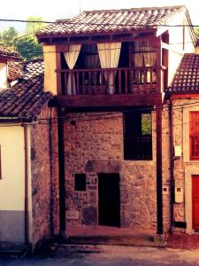 カンガス・デ・オニスにあるOlimarti Vacacionalのレンガ造りの建物で、バルコニーが付いています。 +7枚の写真