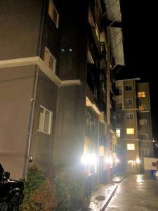 ein Gebäude mit Lichtern an der Seite in der Nacht in der Unterkunft Baguio Central Apartment by Goshenland in Baguio City