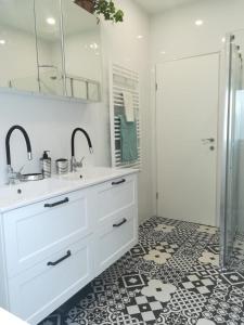 un bagno bianco con lavandino e doccia di Lili Apartment in Zadar pet friendly, free parking a Zara (Zadar)