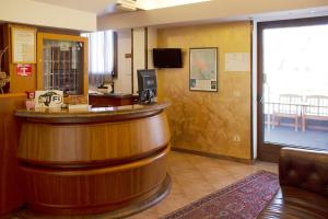 un bar en el vestíbulo de un hotel con un mostrador en Albergo Ristorante Belvedere, en Codroipo