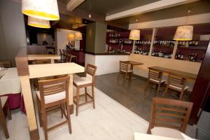 restauracja ze stołami i krzesłami oraz bar w obiekcie Natura Petit Hotel w mieście Revolta +27 zdjęć