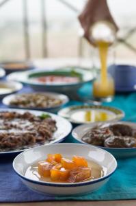 stół z talerzami żywności na stole w obiekcie Beit Al Fannan w mieście Ţabaqat Faḩl