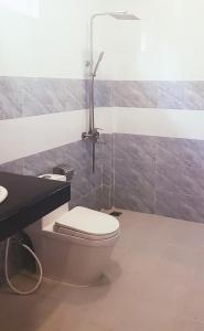 une salle de bain avec toilettes, lavabo et douche dans l'établissement Long Mountain Resort, à Duong Dong