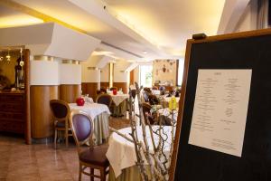 Reštaurácia alebo iné gastronomické zariadenie v ubytovaní Albergo Ristorante Belvedere