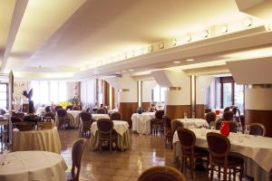 Reštaurácia alebo iné gastronomické zariadenie v ubytovaní Albergo Ristorante Belvedere