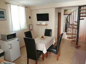 a dining room with a table and chairs at Apartman Ajhner in Tar