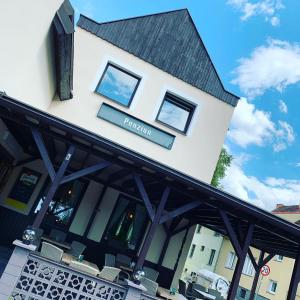 budynek z napisem "Bennington" w obiekcie Penzion & Restaurace U Vily w mieście Sezimovo Ústí