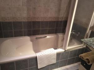 a white bath tub in a bathroom with a sink at VIVIENDA DE USO TURÍSTICO CENTRO in Avila