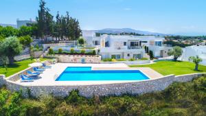 una vista aérea de una casa con piscina en Villa Erythrous, en Stavromenos