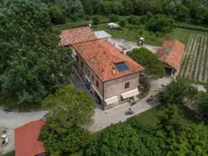 an overhead view of a large house with a red roof at Agriturismo Valle Ca' del Lovo in Carlino