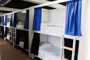 Un ou plusieurs lits superposés dans un hébergement de l'établissement R4Hostel