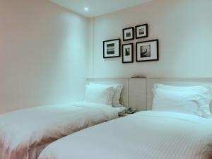 Llit o llits en una habitació de Wemeet Hotel