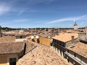 una vista aérea de una ciudad con techos en Appartement avec terrasse panoramique au coeur de Nîmes, en Nimes