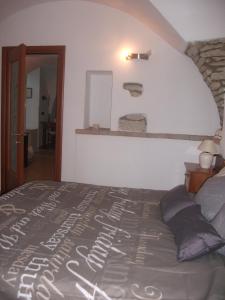a bedroom with a bed with a sign on it at APPARTAMENTO AURORA Val di Sogno in Malcesine